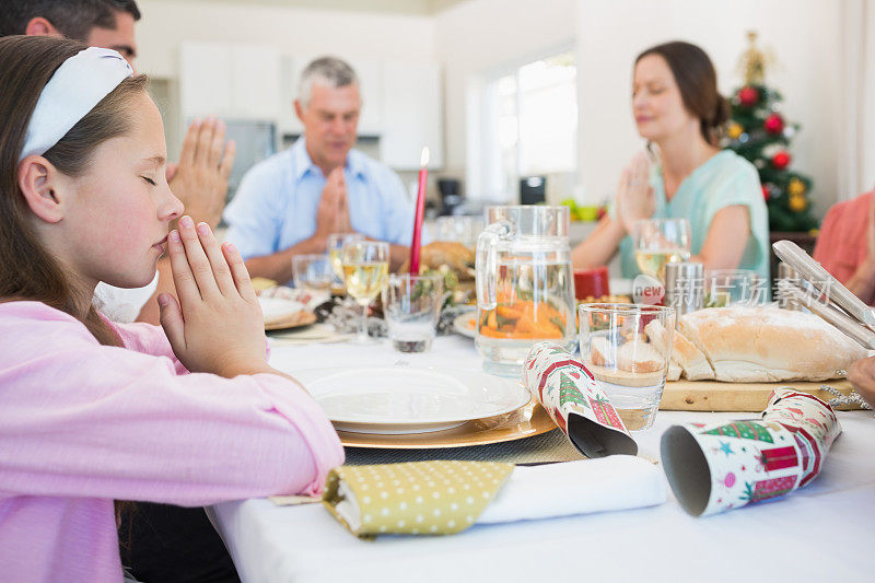 家人在饭桌前祷告
