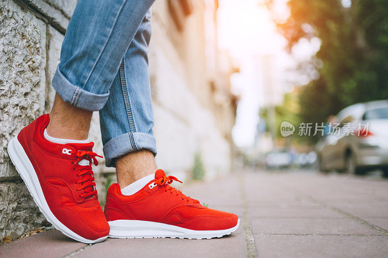 红色现代运动鞋