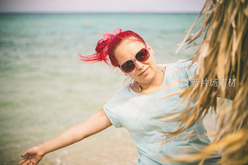 穿着夏装的女人望着天空和大海