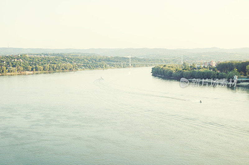 从彼得罗瓦拉丁要塞看多瑙河