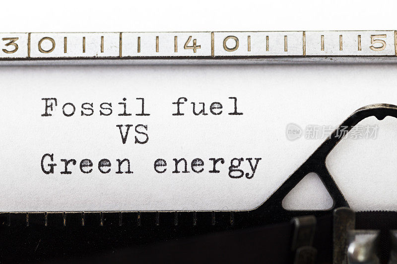 化石燃料vs用旧打字机书写的绿色能源。