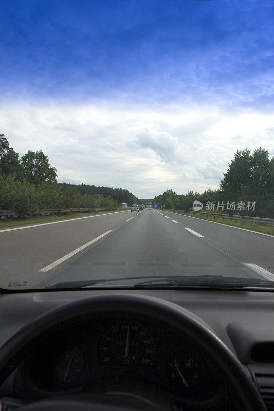 在高速公路上开车