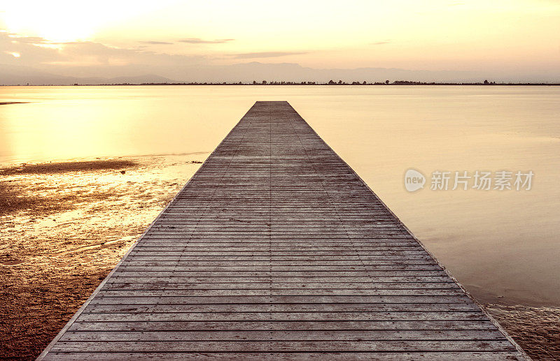 海上码头上的黄色夕阳