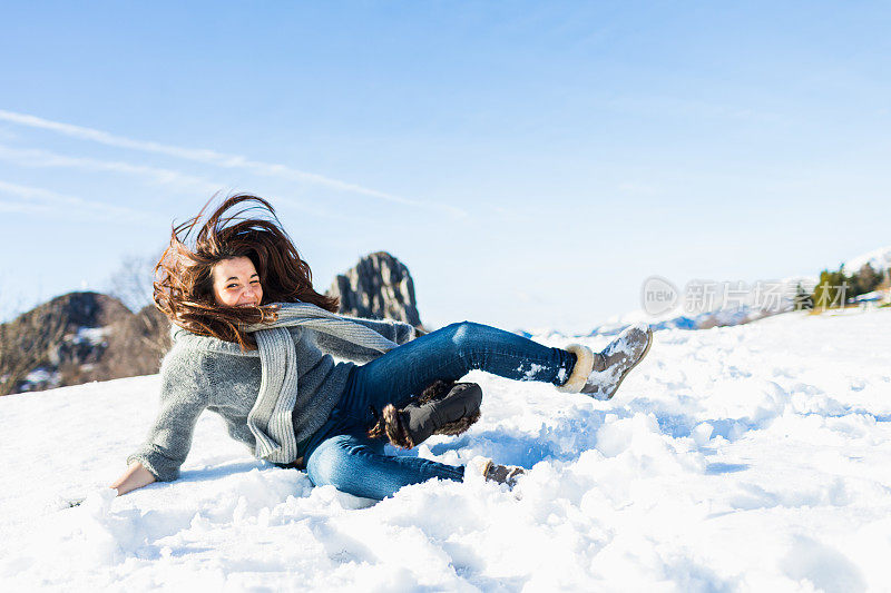 女孩们玩雪玩得很开心