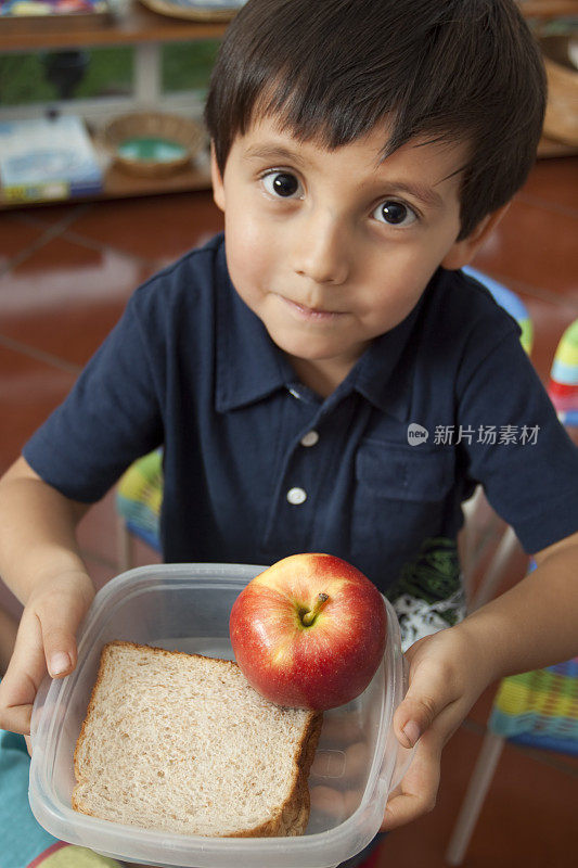 健康小男孩的午餐盒