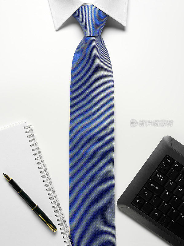 带笔记本和键盘的领子和领带