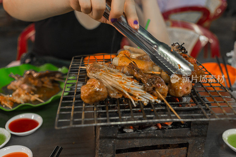 在烧烤炉上翻转肉丸