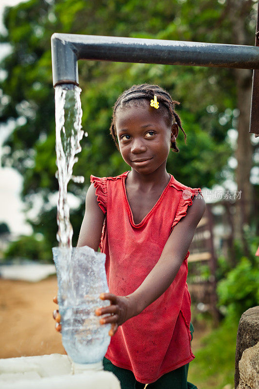 水泵旁的非洲女孩