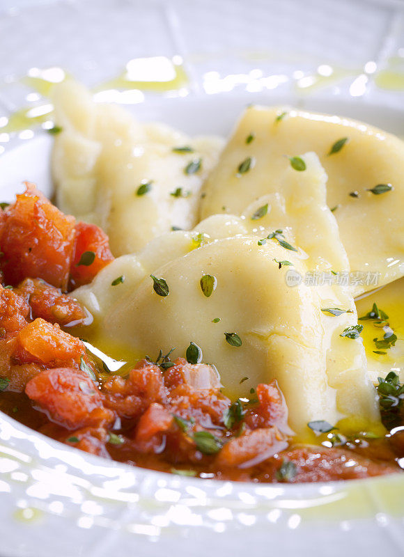 意大利馄饨和番茄番茄酱健康意大利面食，自制食物