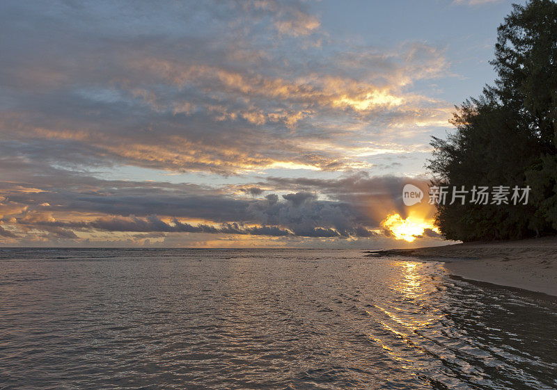 夏威夷海滩的日出在考艾岛