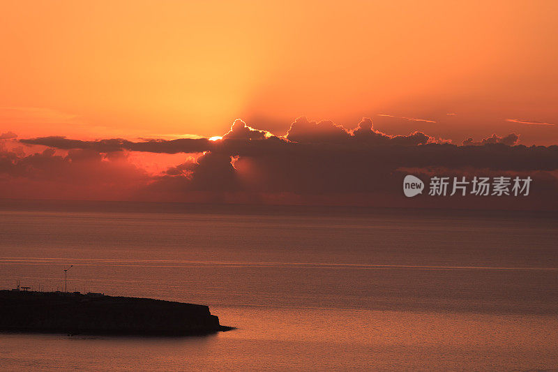 希腊圣托里尼岛的红色日落