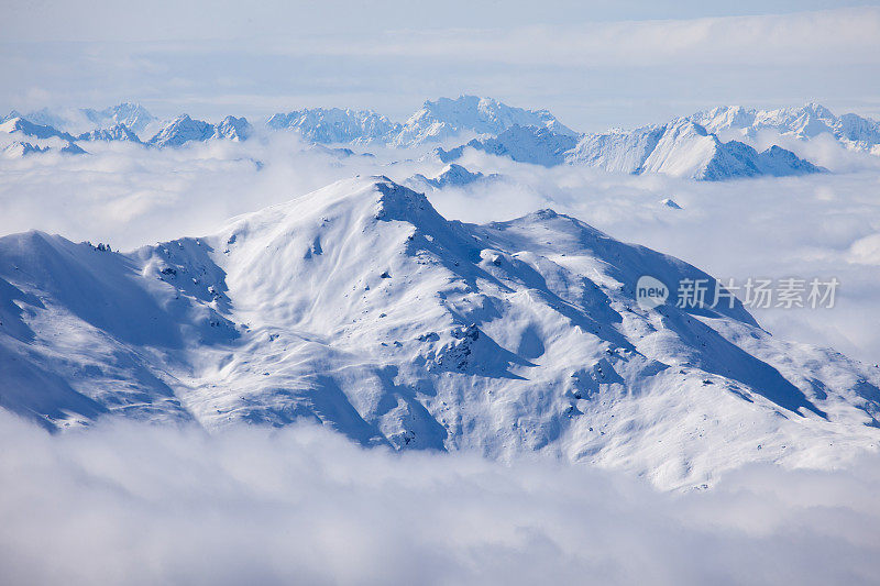 雪覆盖的景观之上的云，瓦纳卡，新西兰