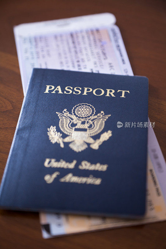 护照和机票放在办公桌或桌子上