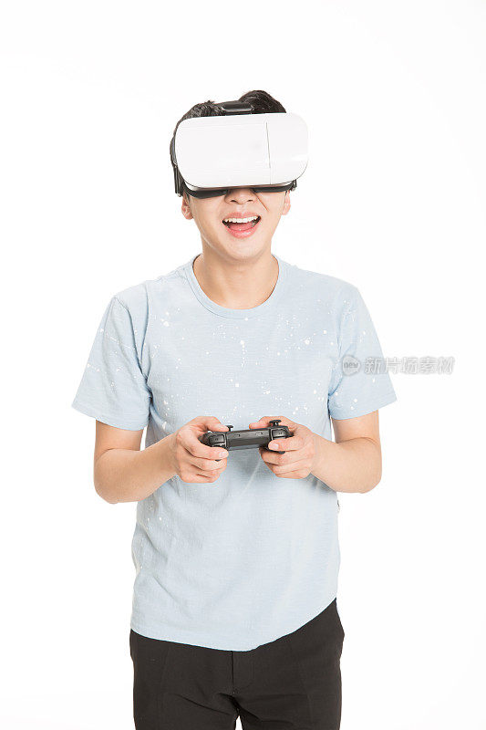 快乐的人玩游戏与vr眼镜隔离在白色的背景