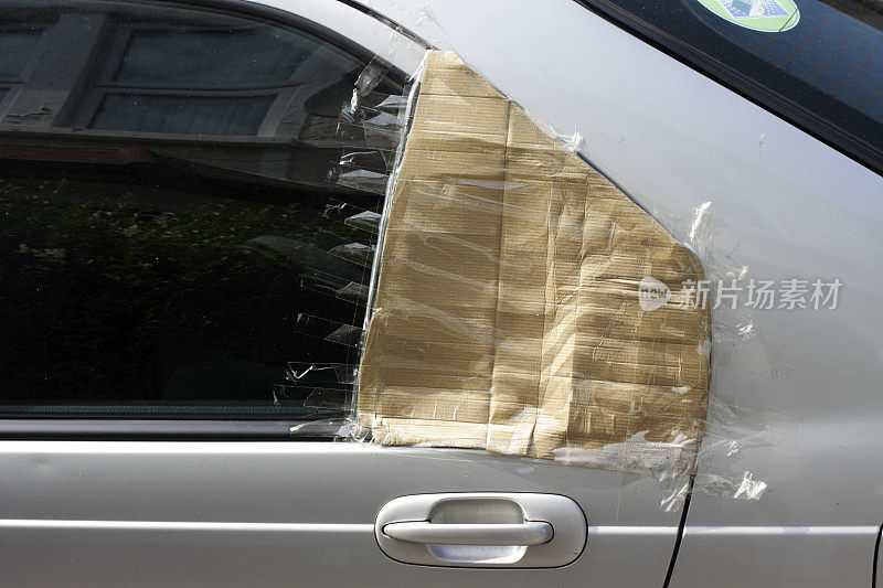 伦敦的汽车犯罪用硬纸板和透明胶带打碎了车窗