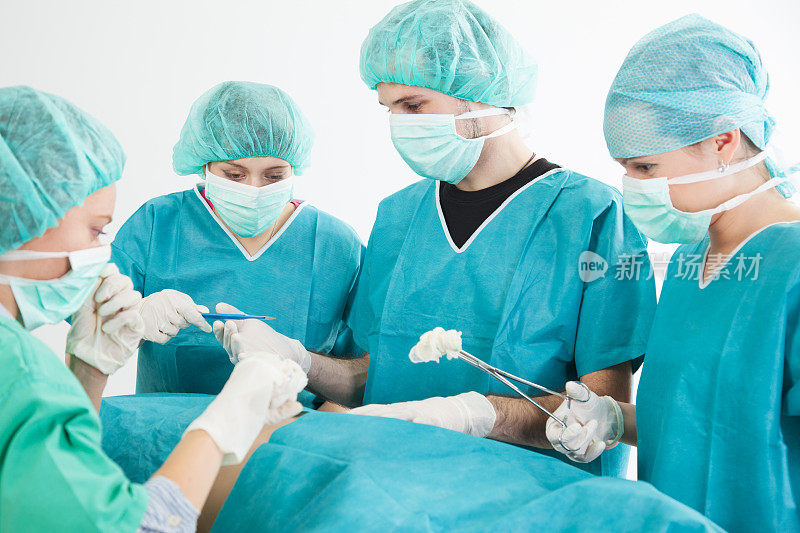 一组外科医生在做手术