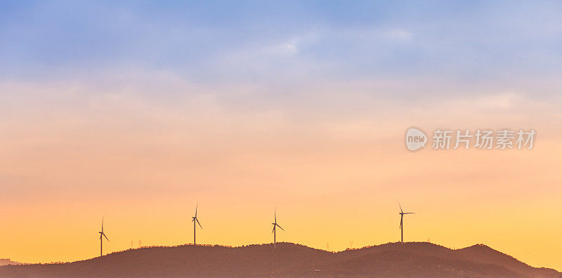 日落的山丘与风力涡轮机