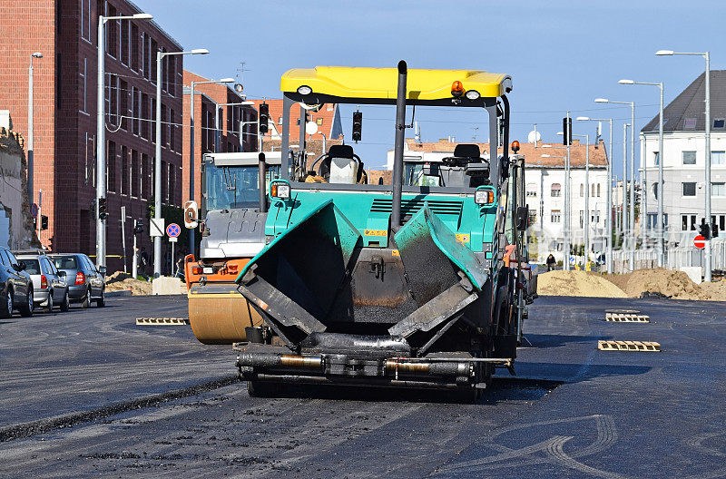 沥青铺装车辆在道路建设中使用