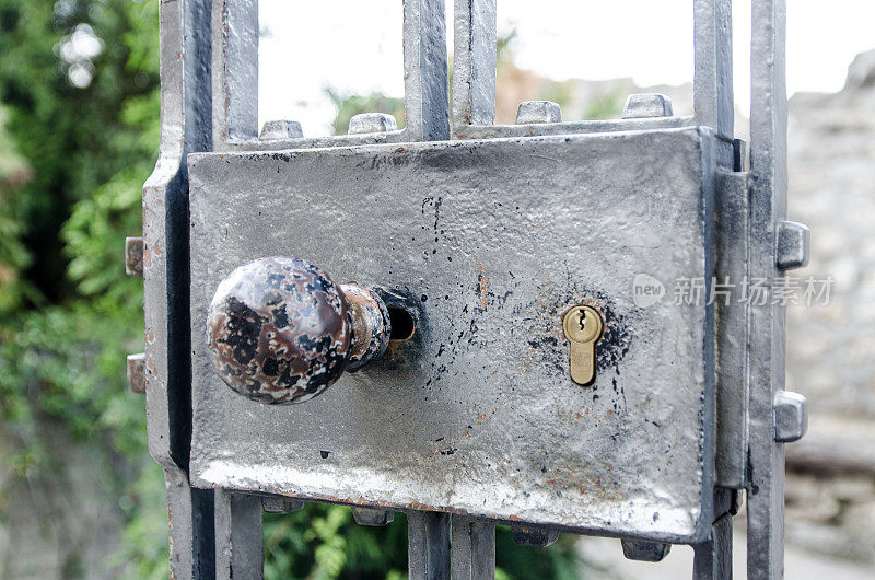 旧门把手和门锁上的金属条门