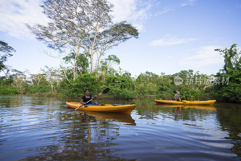 尼加拉瓜瓜托佐斯生态中心附近的帕帕图罗河上皮划艇