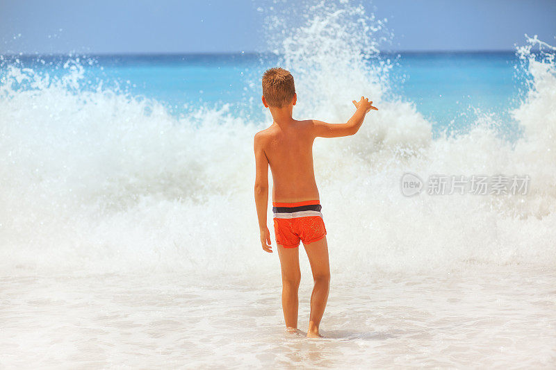 海滩上的小男孩