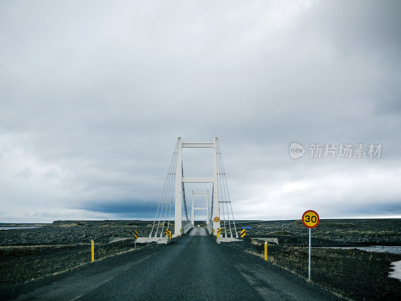 冰岛公路，横跨河口的悬索桥