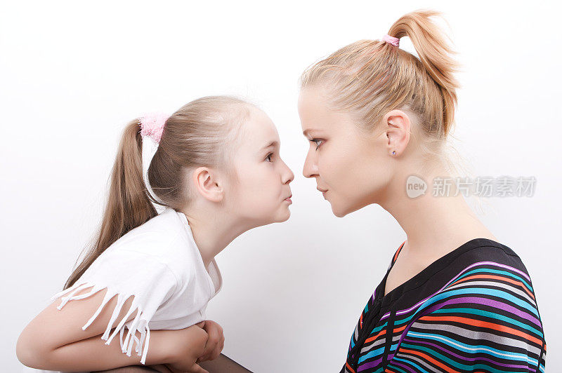 母亲和女儿在争吵