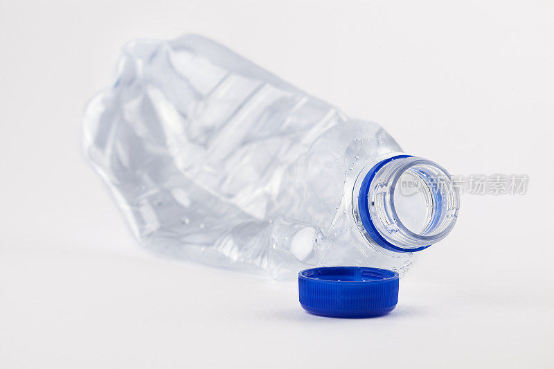 皱巴巴的塑料水瓶