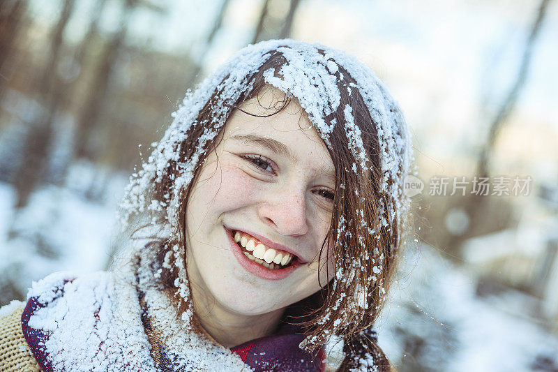 滑稽的少女肖像，头发上有雪