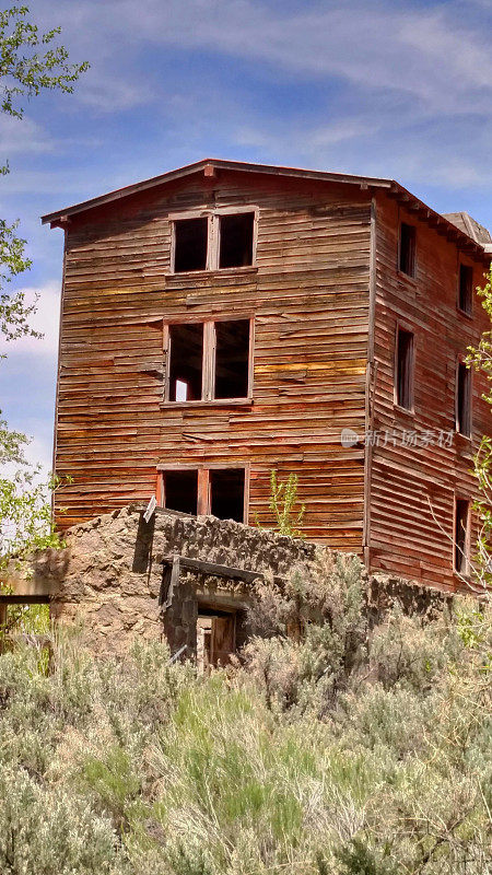 废弃的老磨坊在鬼城的特写，在犹他州的威佐沿着塞维尔河在春天在黑峡谷布莱斯峡谷国家公园东南