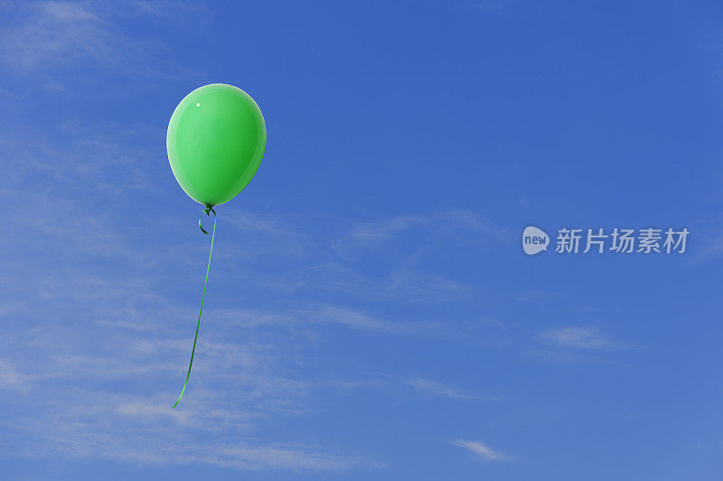 绿色的气球漂浮在晴朗的天空