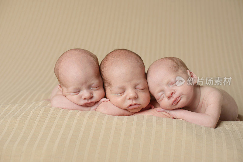 新生儿三胞胎睡觉