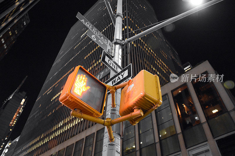 晚上的行人交通灯-纽约