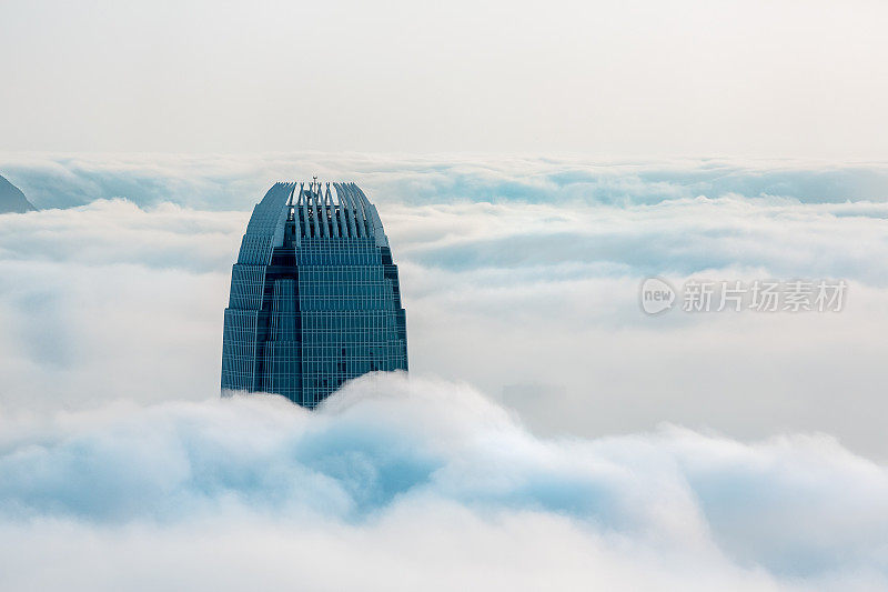 在多雾季节，香港维多利亚港上空乌云滚滚