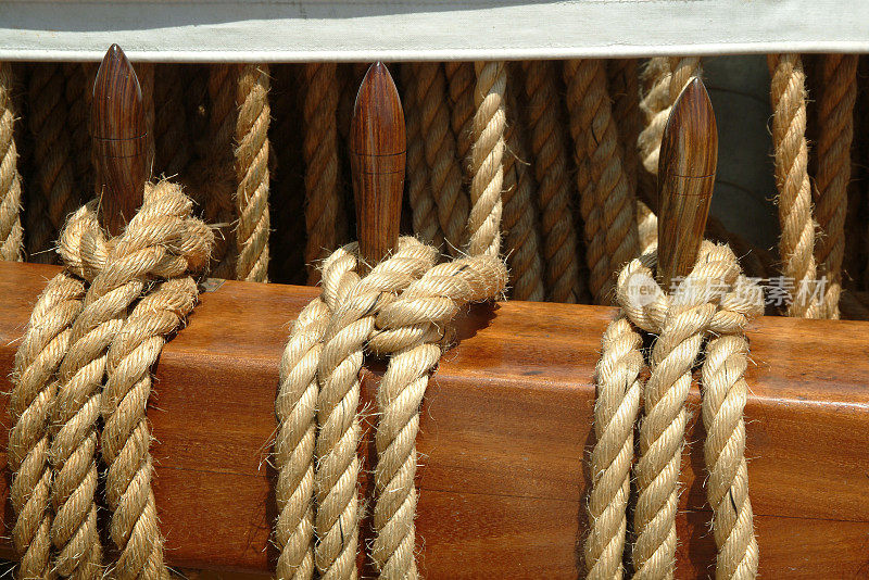 绳索挂在帆船的甲板上