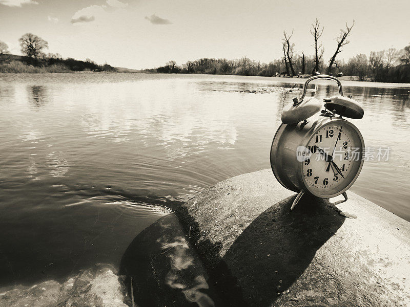 古董表时钟。形象是由自然和时间创造的。