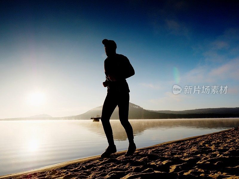 海边黄昏时分，人们在跑步。跑步运动员在海边跑步。运动员体能轮廓