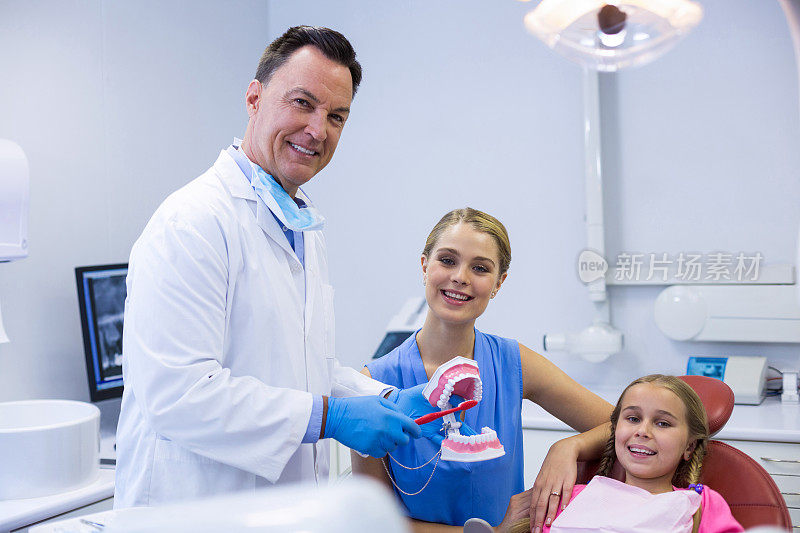 牙医教小病人如何刷牙