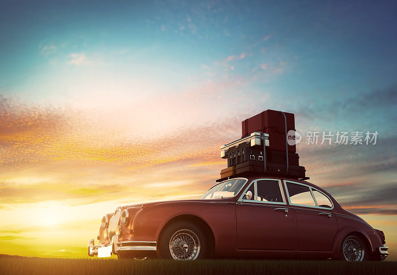 日落时分，一辆复古的红色轿车，车顶行李架上放着行李。旅游、度假的概念。