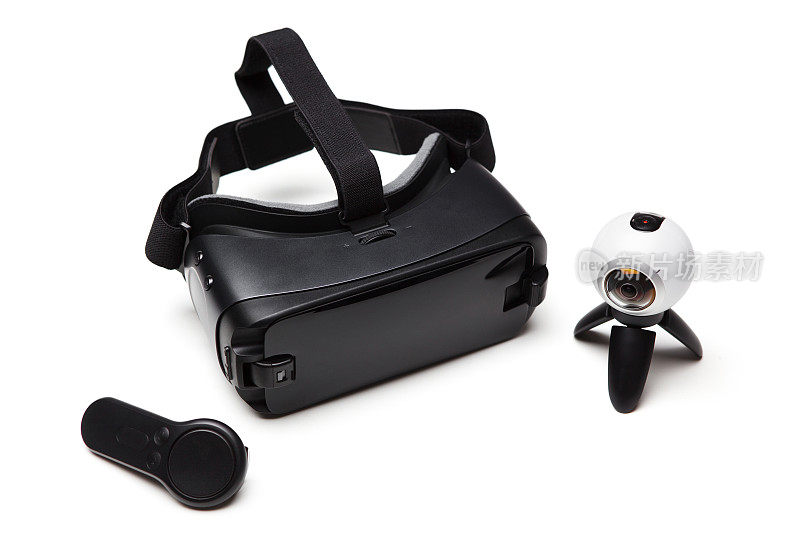 虚拟现实设备。黑色VR眼镜，遥控和双镜头360度虚拟现实摄像头