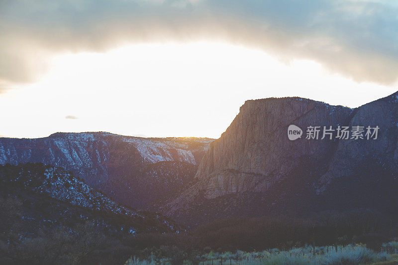 科罗拉多西部晚冬天空山脉和地平线上的云在日落