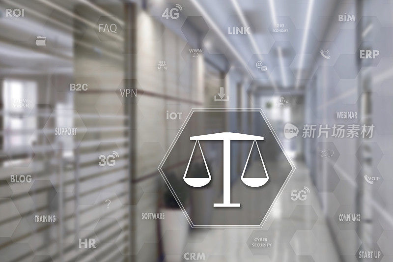天秤座:触摸屏上的安全屏和模糊的办公室背景。正义的概念。商业，安全，互联网，法庭，法庭。