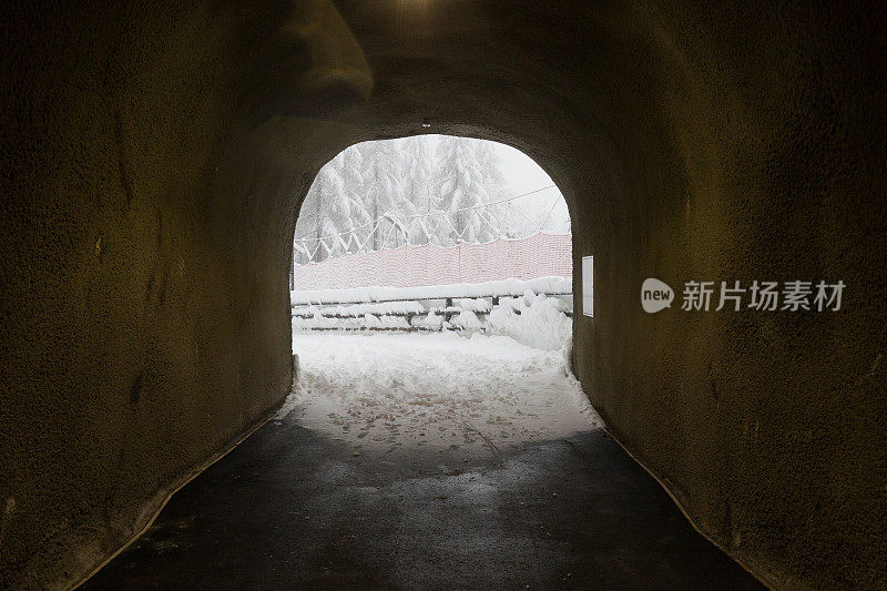 在被雪覆盖的泽马特，从一个隧道望向一条滑雪道