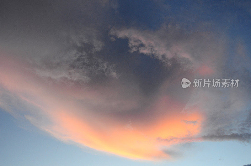 日出时大西洋上空的雷雨