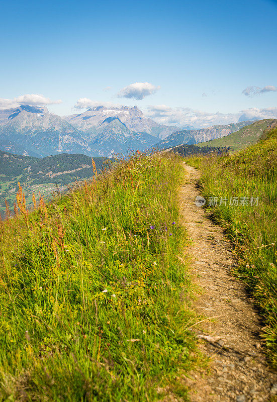 夏天在欧洲阿尔卑斯山徒步旅行