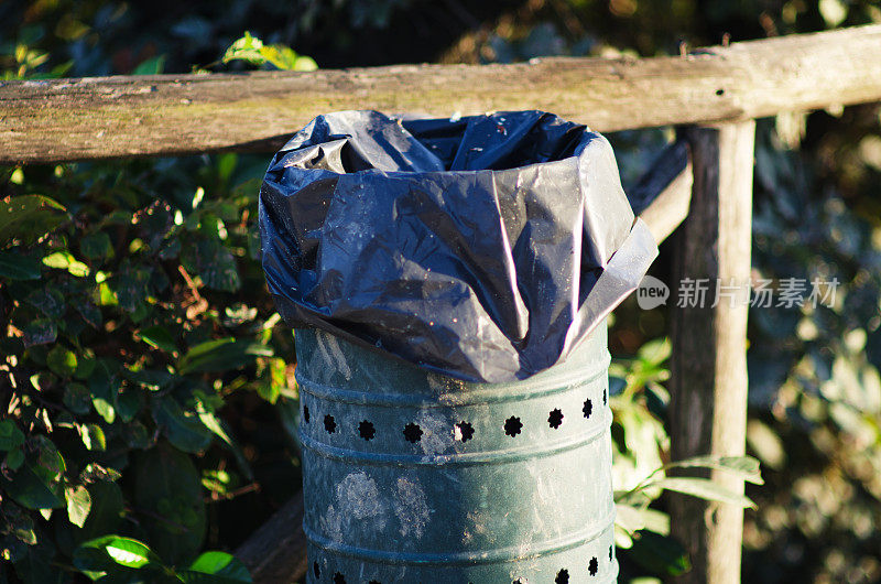 乡村绿色垃圾桶木栅栏