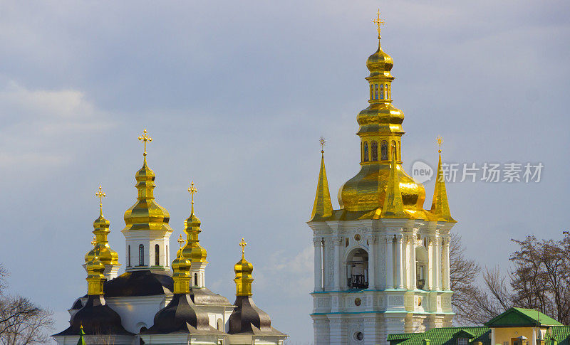 在蓝天的映衬下给东正教大教堂的圆顶镀金