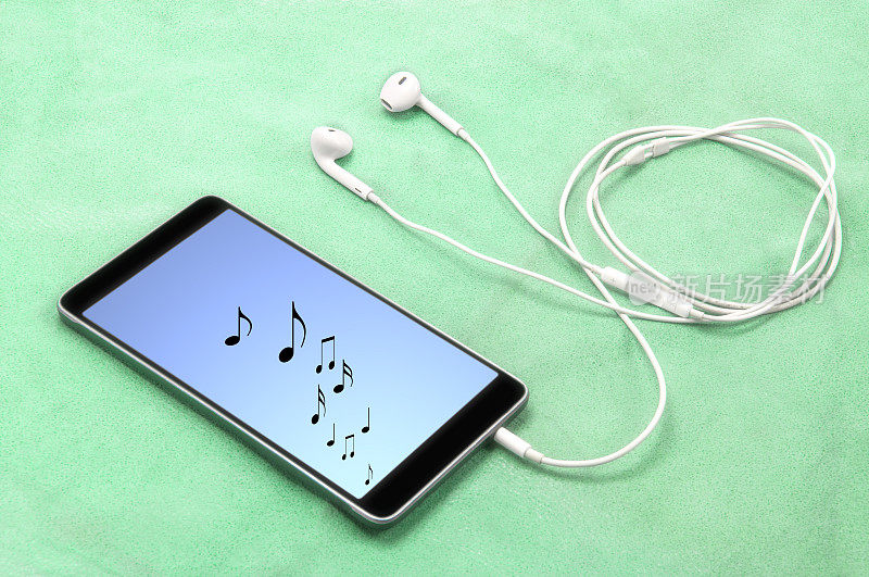 智能手机屏幕上的音乐笔记与耳机