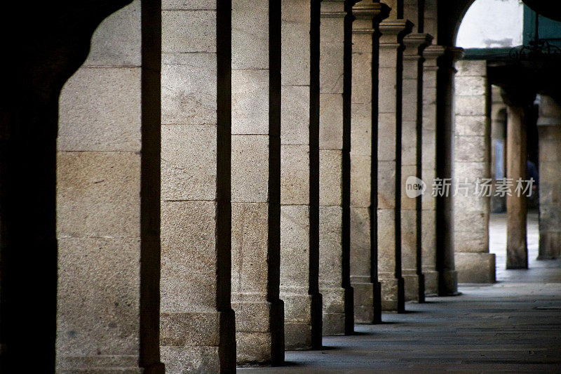 圣地亚哥德孔波斯特拉街景，拱廊，石柱。