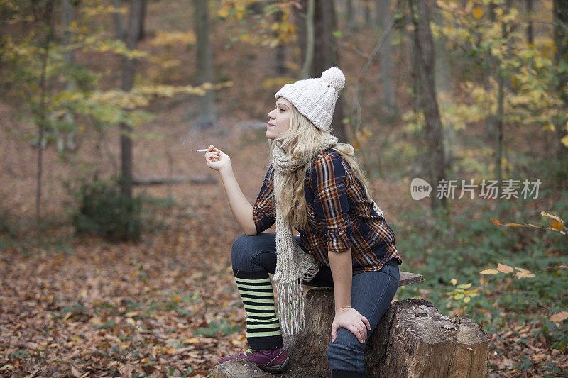 在森林里抽烟的女人